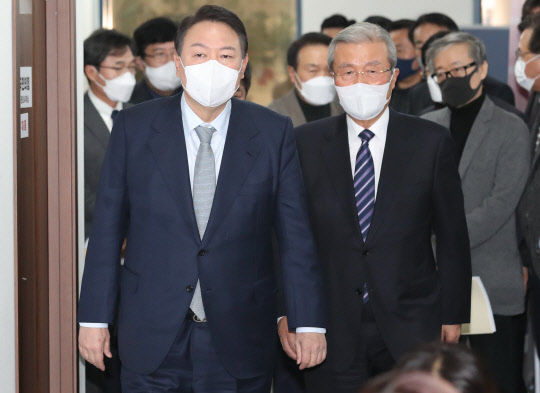 윤석열 국민의힘 대선 후보와 김종인 총괄선대위원장이 2일 오전 서울 영등포구 국민의힘 당사에서 '윤석열의 정부혁신-디지털플랫폼정부' 공약을 발표하기 위해 입장하고 있다.   [국회사진기자단]
